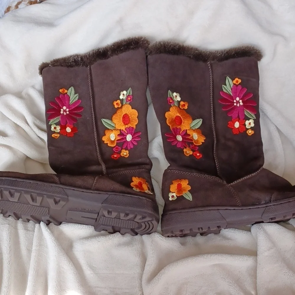 RAMPAGE BROWN EMBROIDERED FLOWER BOOT SIZE 10